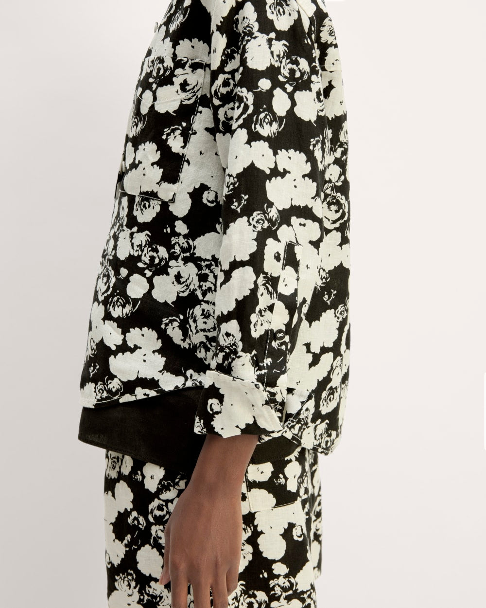 The Popover Shirt in Linen | Black / Bone Floral - Image 5