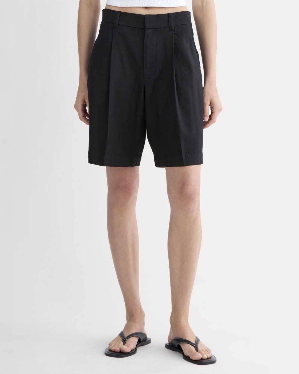 The Pleated Short in Stretch Linen | Black - Image 3