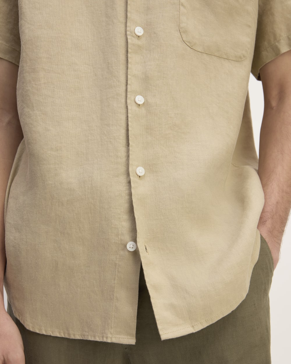 The Classic Short-Sleeve Shirt in Linen | Trench Coat Khaki - Image 5