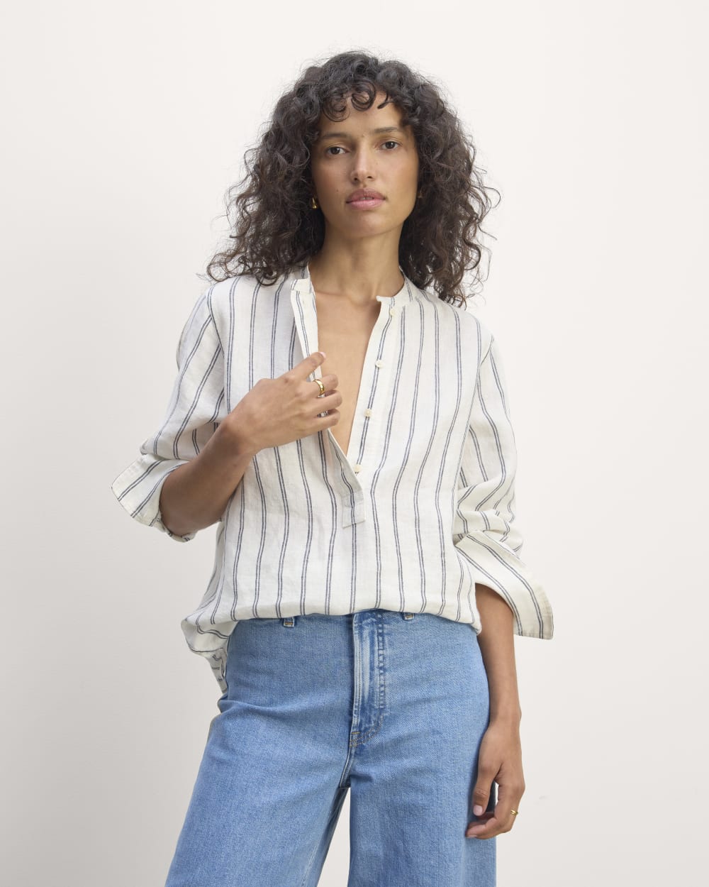 The Henley Shirt in Linen | Bone / Navy