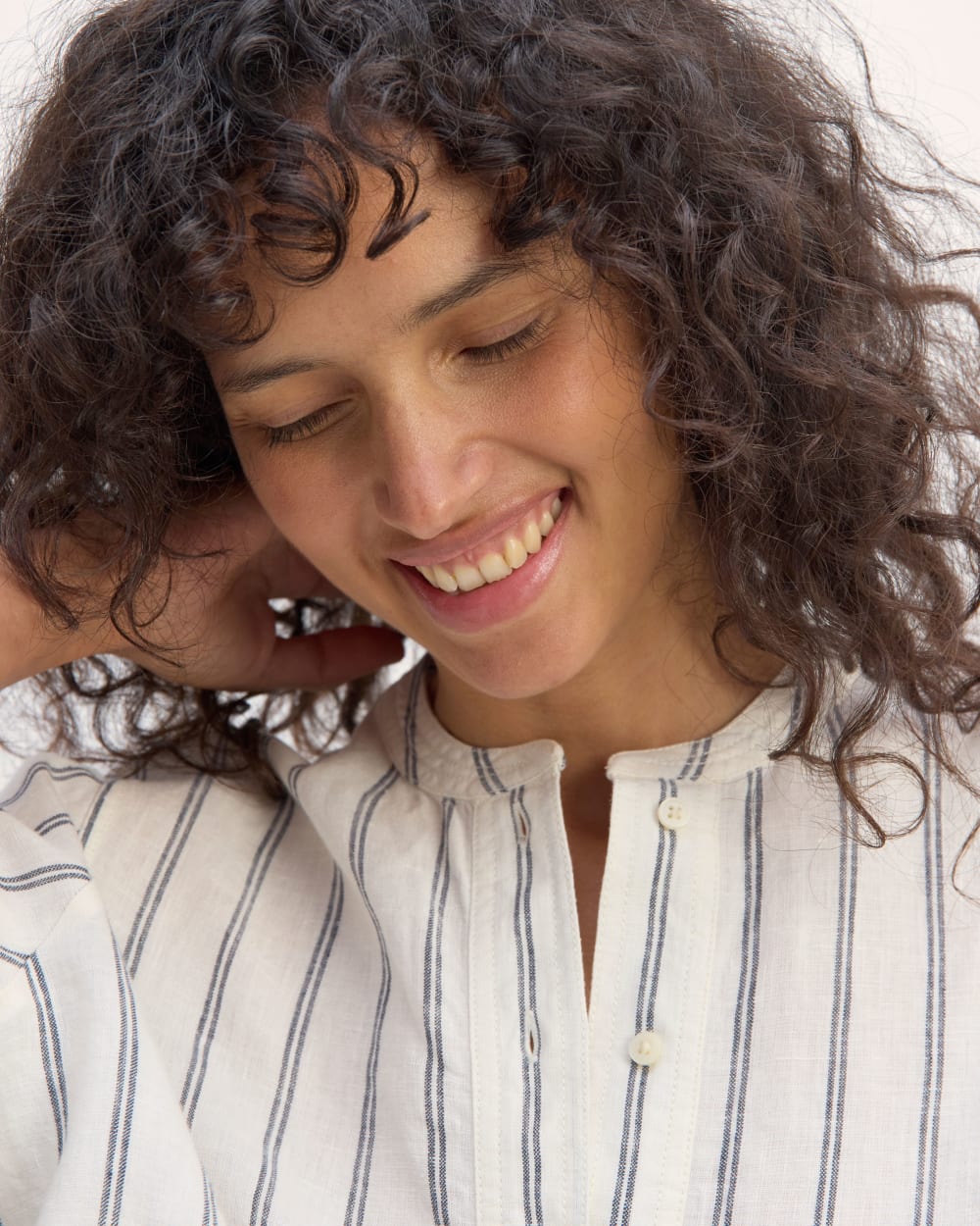 The Henley Shirt in Linen | Bone / Navy - Image 4