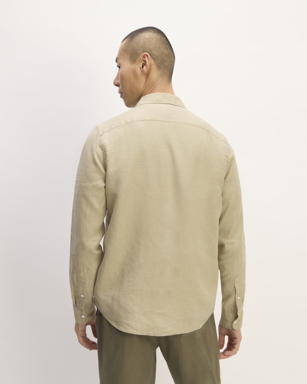 The Classic Shirt in Linen | Trench Coat Khaki - Image 6