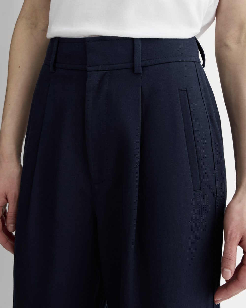 The Draper Pleated Pant in Buttersmooth | Navy | 32 Inseam - Image 4
