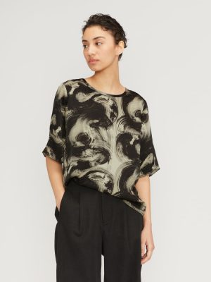 The Satin Relaxed Tee | Pale Yellow / Black