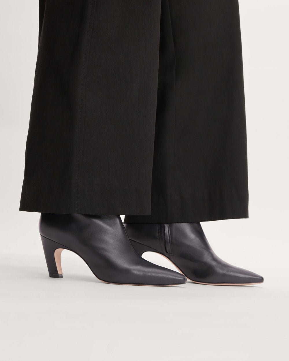 The Short Banana Boot | Black - Image 2