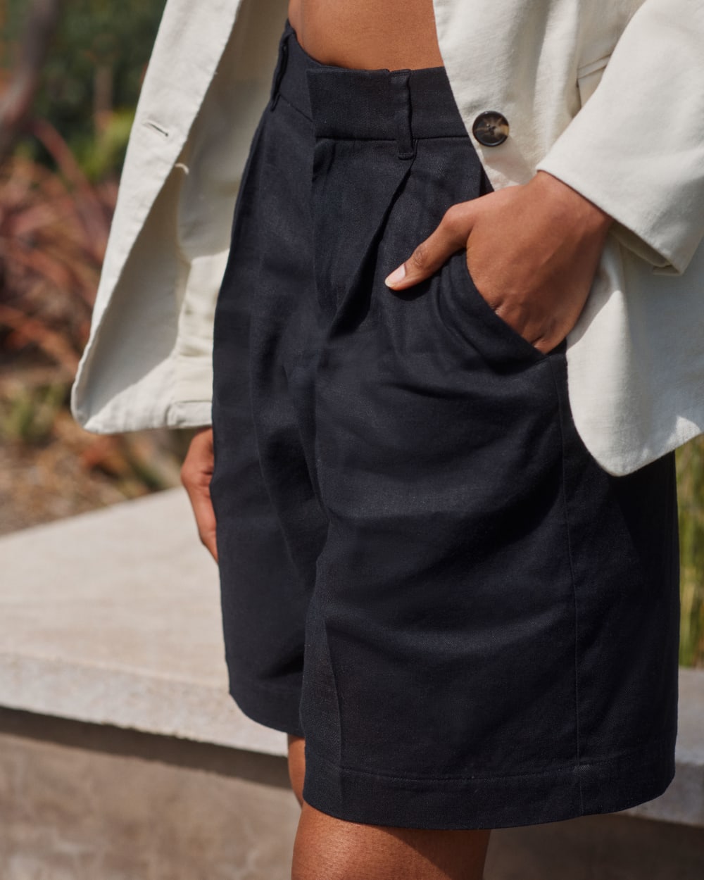 The Pleated Short in Stretch Linen | Black - Image 8