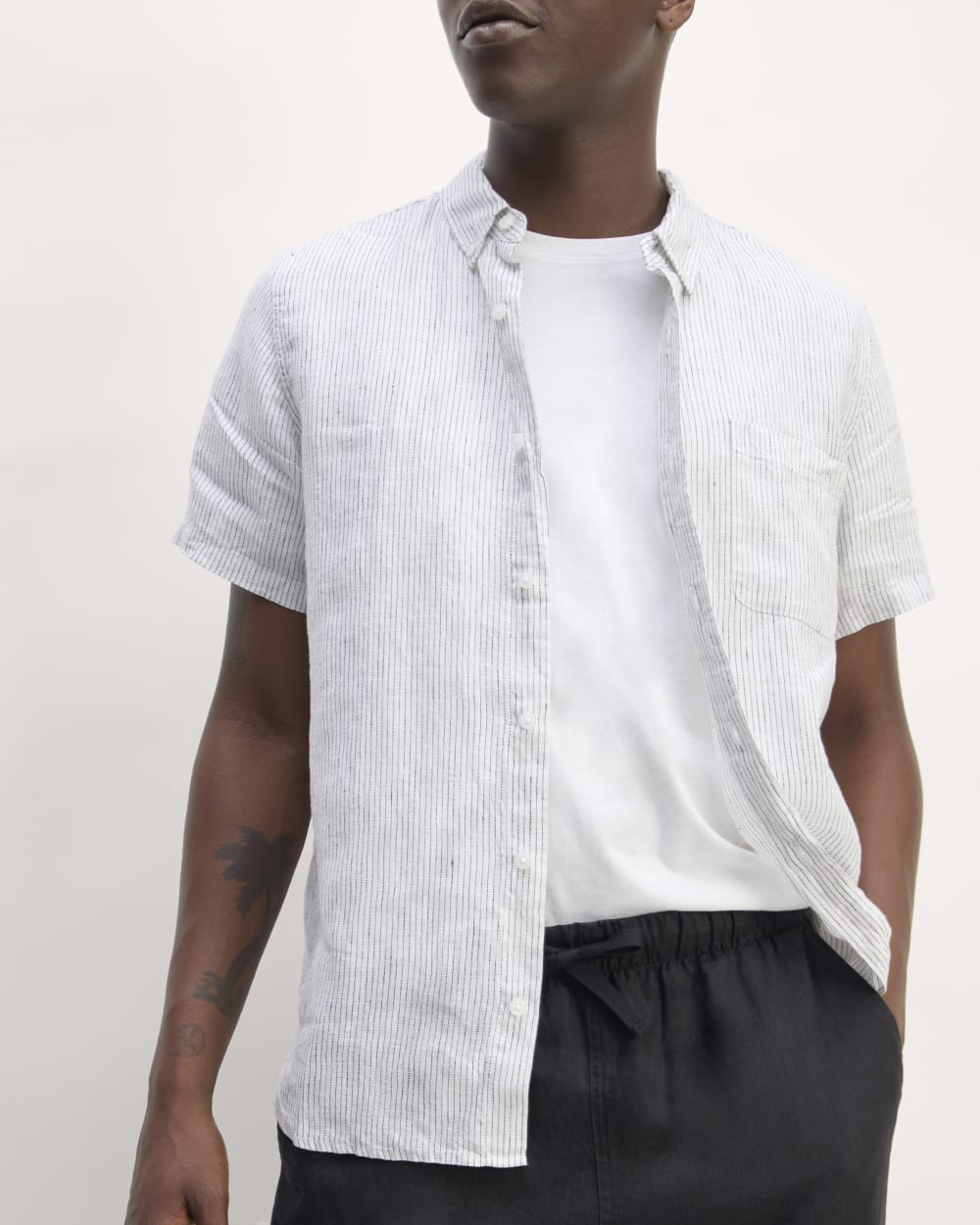 The Classic Short-Sleeve Shirt in Linen | White / Black - Image 5