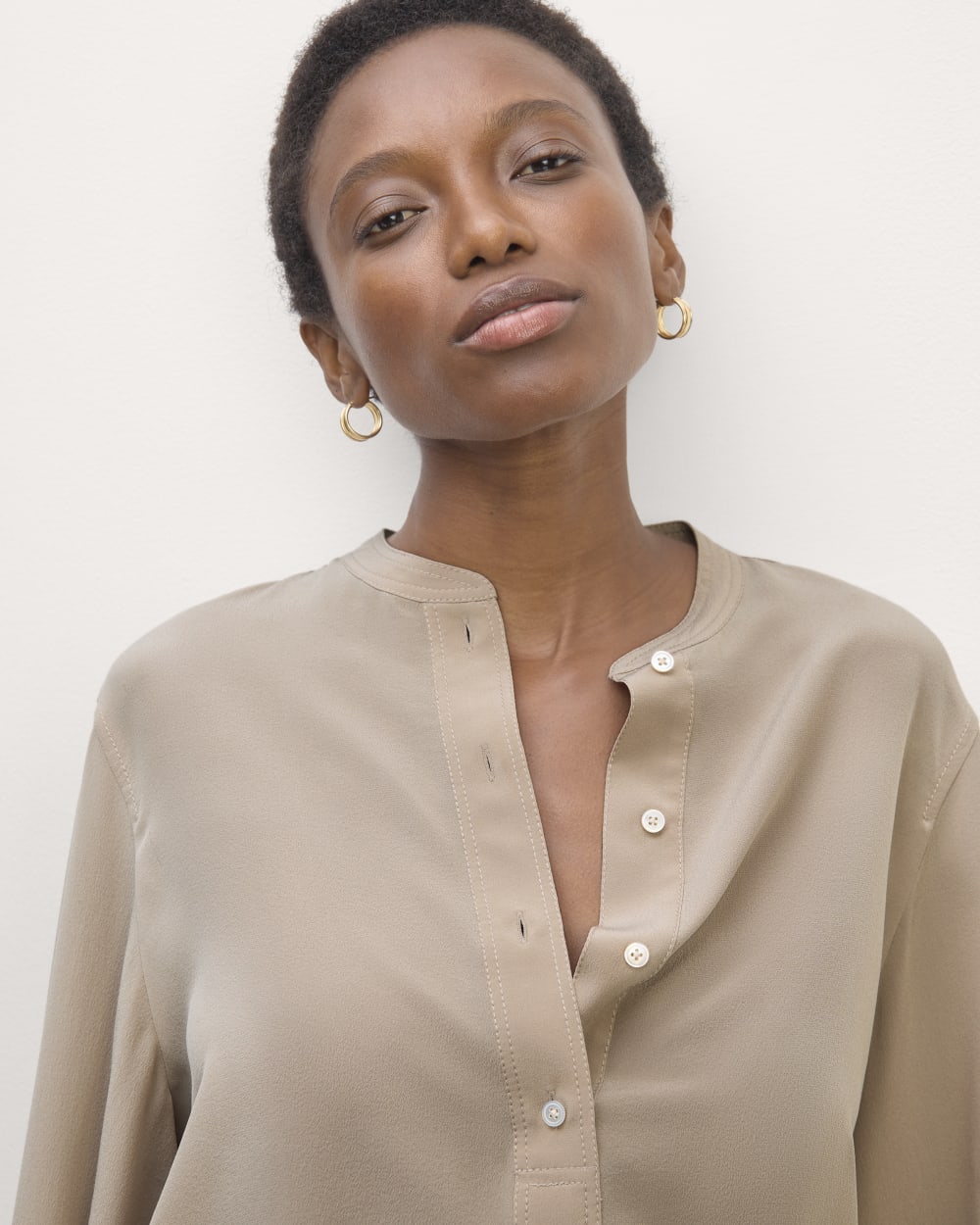 The Henley Shirt in Washable Silk | Burnt Sugar - Image 4